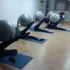 Clase de pilates con pelotas.